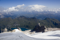 Blick von der Marmolada auf den Fedaja-Stausee